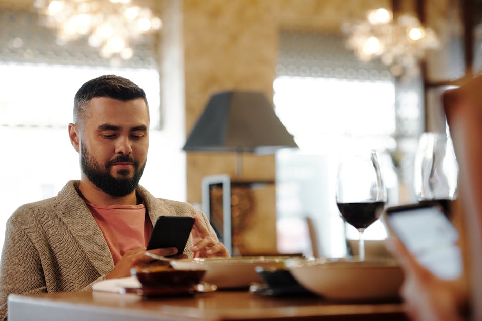 Homem De Suéter Marrom Sentado Perto Da Mesa