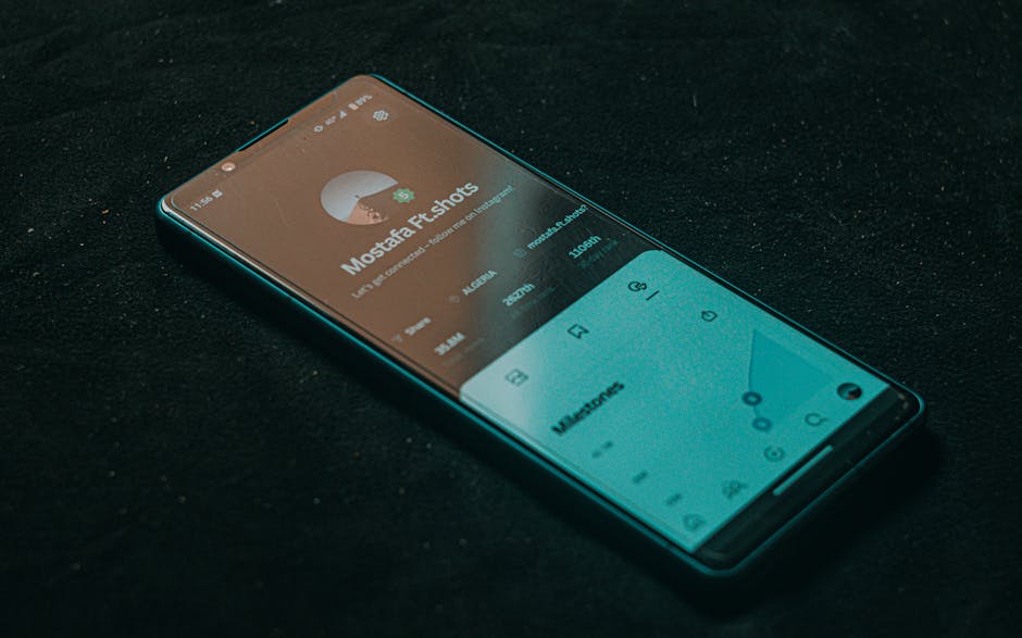 Um smartphone exibindo a tela de um aplicativo está sobre uma superfície escura, destacando a tecnologia.